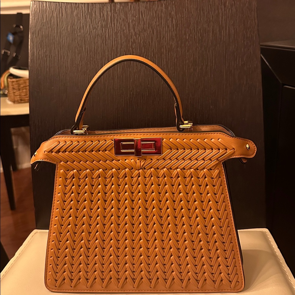 Elegant Tan Woven Handbag - Picture 3 of 9